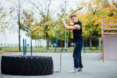 Utomhus- genomkörare för konditionsportman med hammare- och traktorgummihjulet royaltyfri fotografi Utomhus- genomkörare för konditionsportman med hammare- och traktorgummihjulet royaltyfri fotografi