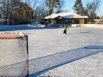 Utomhus- ishockeyisbana i sen eftermiddag med långa skuggor royaltyfria foton Utomhus- ishockeyisbana i sen eftermiddag med långa skuggor royaltyfria foton