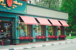 Utomhus- kafé med en härlig modern yttersida arkivbilder Utomhus- kafé med en härlig modern yttersida arkivbilder