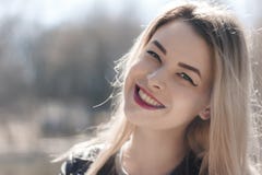 Utomhus stående av den härliga unga brunettflickan Le för kvinna som är lyckligt på solig sommar eller vårdag utanför på stadsbak royaltyfria foton Utomhus stående av den härliga unga brunettflickan Le för kvinna som är lyckligt på solig sommar eller vårdag utanför på stadsbak royaltyfria foton