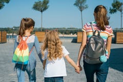 Utomhus- stående av tre flickabarn som tillsammans går på en solig sommardag, sikt från baksidan royaltyfria foton Utomhus- stående av tre flickabarn som tillsammans går på en solig sommardag, sikt från baksidan royaltyfria foton
