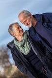 Utomhus- äldre folk för lyckliga höga par tillsammans royaltyfri foto Utomhus- äldre folk för lyckliga höga par tillsammans royaltyfri foto