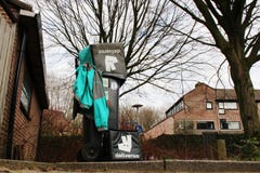 Utrecht Nederländerna, Februari 19, 2019: Deliveroo kugghjul som kastas i avfallet efter den sista dagen av arbete royaltyfria bilder Utrecht Nederländerna, Februari 19, 2019: Deliveroo kugghjul som kastas i avfallet efter den sista dagen av arbete royaltyfria bilder
