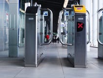 Utrecht, os Países Baixos, o 15 de fevereiro de 2019: frontview da verificação dentro e para verificar para fora portas da estaçã fotos de stock Utrecht, os Países Baixos, o 15 de fevereiro de 2019: frontview da verificação dentro e para verificar para fora portas da estaçã fotos de stock