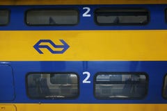 Utrecht, Нидерланд, 8-ое марта 2019: близкий вверх фуры от желтого поезда вызвал междугородним NS стоковые фотографии rf Utrecht, Нидерланд, 8-ое марта 2019: близкий вверх фуры от желтого поезда вызвал междугородним NS стоковые фотографии rf
