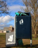 Utrecht, Нидерланд, 19-ое февраля 2019: Шестерня Deliveroo брошенная в погань после забастовки стоковая фотография rf Utrecht, Нидерланд, 19-ое февраля 2019: Шестерня Deliveroo брошенная в погань после забастовки стоковая фотография rf