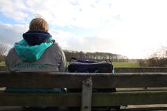 Utrecht, Нидерланд, 19-ое февраля 2019: Человек Deliveroo, ждать самостоятельно для следующего заказа с красивым видом стоковое фото Utrecht, Нидерланд, 19-ое февраля 2019: Человек Deliveroo, ждать самостоятельно для следующего заказа с красивым видом стоковое фото