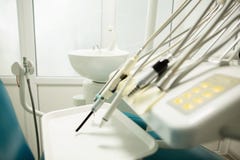 Utrustning och tand- instrument i kontor f?r tandl?kare` s Bearbetar n?rbild dentistry arkivbild Utrustning och tand- instrument i kontor f?r tandl?kare` s Bearbetar n?rbild dentistry arkivbild