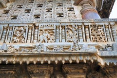 Utsmyckat perforerat fönster och dekorativa friars med platser från längst ner Mahabharata, Chennakeshava tempel Belur Karnataka royaltyfri fotografi Utsmyckat perforerat fönster och dekorativa friars med platser från längst ner Mahabharata, Chennakeshava tempel Belur Karnataka royaltyfri fotografi