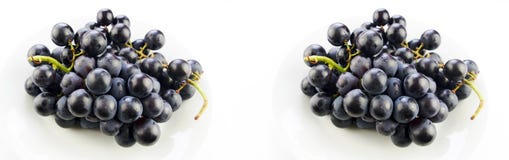 Uva nera fresca saporita in una ciotola fotografia stock Uva nera fresca saporita in una ciotola fotografia stock