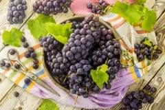 Uvas frescas azules en cuenco viejo del metal Imágenes de archivo libres de regalías Uvas frescas azules en cuenco viejo del metal Imágenes de archivo libres de regalías