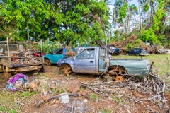 Uvea, Wallis en Futuna Het automobielkerkhof, de yard van de autobegraafplaats, verliet autoautokerkhof onder palmen op een ver e royalty-vrije stock afbeelding Uvea, Wallis en Futuna Het automobielkerkhof, de yard van de autobegraafplaats, verliet autoautokerkhof onder palmen op een ver e royalty-vrije stock afbeelding