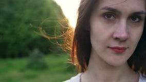 Uśmiechnięci młodych kobiet spojrzenia przy kamerą zdjęcie wideo Uśmiechnięci młodych kobiet spojrzenia przy kamerą zdjęcie wideo