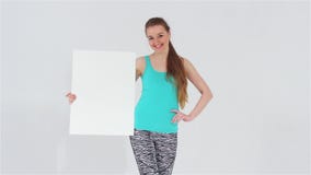 Uśmiechnięta atrakcyjna dziewczyna trzyma białego pustego sztandar w sporcie zdjęcie wideo Uśmiechnięta atrakcyjna dziewczyna trzyma białego pustego sztandar w sporcie zdjęcie wideo