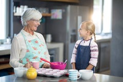 Uśmiechnięta babcia i wnuczka patrzeje each inny fotografia stock Uśmiechnięta babcia i wnuczka patrzeje each inny fotografia stock