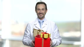 Uśmiechnięta doktorska mienie grupa prezentów pudełka zdjęcie wideo Uśmiechnięta doktorska mienie grupa prezentów pudełka zdjęcie wideo