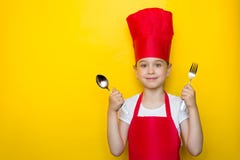 Uśmiechnięta dziewczyna trzyma łyżkę zaprasza gość restauracji w szefa kuchni czerwonym kostiumu rozwidlenie i, na żółtym tle z k fotografia royalty free Uśmiechnięta dziewczyna trzyma łyżkę zaprasza gość restauracji w szefa kuchni czerwonym kostiumu rozwidlenie i, na żółtym tle z k fotografia royalty free
