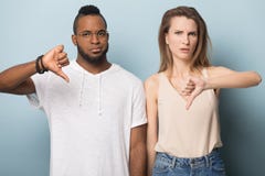 U?miechni?te multiracial m??czyzny i kobiety przedstawienie aprobaty obrazy royalty free U?miechni?te multiracial m??czyzny i kobiety przedstawienie aprobaty obrazy royalty free
