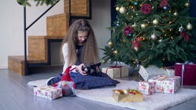 Uśmiechniętej małej dziewczynki przegląda fotografie na cyfrowej kamerze zdjęcie wideo Uśmiechniętej małej dziewczynki przegląda fotografie na cyfrowej kamerze zdjęcie wideo