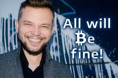 Uśmiechnięty atrakcyjny mężczyzna Wszystko obok inskrypci będzie świetny zdjęcie stock Uśmiechnięty atrakcyjny mężczyzna Wszystko obok inskrypci będzie świetny zdjęcie stock