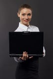 Uśmiechnięty bizneswoman z laptopem w studiu obrazy royalty free Uśmiechnięty bizneswoman z laptopem w studiu obrazy royalty free