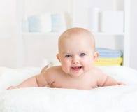 Uśmiechnięty dziecko jest na żołądku obraz royalty free Uśmiechnięty dziecko jest na żołądku obraz royalty free
