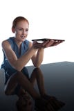 Uśmiechnięty młody bizneswoman trzyma cyfrową pastylkę Obraz Stock Uśmiechnięty młody bizneswoman trzyma cyfrową pastylkę Obraz Stock