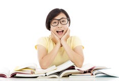 Uśmiechnięty młody studencki dziewczyny główkowanie z książką na biurku obrazy royalty free Uśmiechnięty młody studencki dziewczyny główkowanie z książką na biurku obrazy royalty free