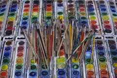Używać artystów Paintbrushes Szeregujący Przez Kolorowe akwareli niecki fotografia stock Używać artystów Paintbrushes Szeregujący Przez Kolorowe akwareli niecki fotografia stock