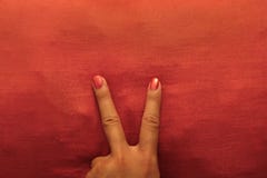 V de Hand van de Tekenmanicure met Oranje Nagellak bij de Aanpassing van Hoofdkussen - Retro Achtergrond stock afbeelding V de Hand van de Tekenmanicure met Oranje Nagellak bij de Aanpassing van Hoofdkussen - Retro Achtergrond stock afbeelding