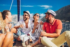 V?nner med exponeringsglas av champagne p? yachten Semester, lopp, hav, kamratskap och folkbegrepp royaltyfria bilder V?nner med exponeringsglas av champagne p? yachten Semester, lopp, hav, kamratskap och folkbegrepp royaltyfria bilder