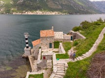 V?r dam av vaggar kyrkasikt fr?n Crkva Gospe od Andela Crkva Gospe od en ela 1585g royaltyfri bild V?r dam av vaggar kyrkasikt fr?n Crkva Gospe od Andela Crkva Gospe od en ela 1585g royaltyfri bild