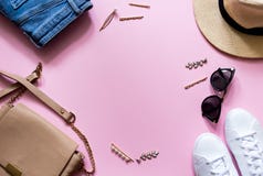 V?tements femelles ?l?gants ? la mode flatlay Jeans, espadrilles, lunettes de soleil rondes, agrafe de cheveux d'or, sac et chape image libre de droits V?tements femelles ?l?gants ? la mode flatlay Jeans, espadrilles, lunettes de soleil rondes, agrafe de cheveux d'or, sac et chape image libre de droits