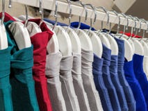 V?tements sur des cintres dans le magasin Les vêtements accrochent sur une étagère dans un magasin de vêtements de haute couture images libres de droits V?tements sur des cintres dans le magasin Les vêtements accrochent sur une étagère dans un magasin de vêtements de haute couture images libres de droits