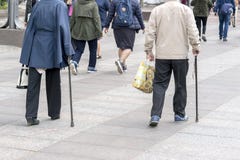 vaag Man en vrouw die met steunpilaren op de straat in St. Petersburg, Rusland, September, 2018 lopen stock afbeeldingen vaag Man en vrouw die met steunpilaren op de straat in St. Petersburg, Rusland, September, 2018 lopen stock afbeeldingen