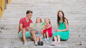 Vacaciones de familia en Europa Aeroplano en mano de la mujer almacen de video Vacaciones de familia en Europa Aeroplano en mano de la mujer almacen de video