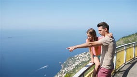 Vacaciones de verano en Italia Hombre joven y poca hija en el fondo, costa de Amalfi, Italia metrajes Vacaciones de verano en Italia Hombre joven y poca hija en el fondo, costa de Amalfi, Italia metrajes