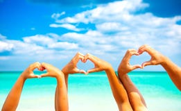 Vacaciones de verano Familia feliz que hace forma del corazón fotografía de archivo libre de regalías Vacaciones de verano Familia feliz que hace forma del corazón fotografía de archivo libre de regalías