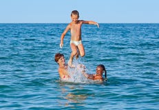 Vacances d'été de Familys sur la mer image libre de droits Vacances d'été de Familys sur la mer image libre de droits