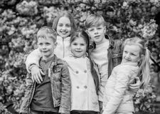 Vacances de source heureuses Les enfants appr?cient le ressort chaud Perdu dans la fleur Filles et d'amis posant pr?s de Sakura E photo libre de droits Vacances de source heureuses Les enfants appr?cient le ressort chaud Perdu dans la fleur Filles et d'amis posant pr?s de Sakura E photo libre de droits