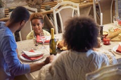 Vacances et concept de célébration - famille heureuse dînant Noël à la maison image stock Vacances et concept de célébration - famille heureuse dînant Noël à la maison image stock