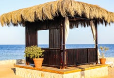 Vacances tropicales de détente avec des pavillons sur la plage photographie stock Vacances tropicales de détente avec des pavillons sur la plage photographie stock