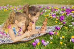 Vacanze di Pasqua, feste della famiglia, gioia e concetto della molla fotografia stock Vacanze di Pasqua, feste della famiglia, gioia e concetto della molla fotografia stock