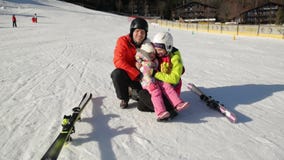 Vacanze invernali felici di spesa della famiglia insieme Hanno molto sorridere di divertimento video d archivio Vacanze invernali felici di spesa della famiglia insieme Hanno molto sorridere di divertimento video d archivio