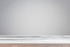 Vacie el top de la tabla o del contador de madera aislado en el backgroun blanco imágenes de archivo libres de regalías Vacie el top de la tabla o del contador de madera aislado en el backgroun blanco imágenes de archivo libres de regalías