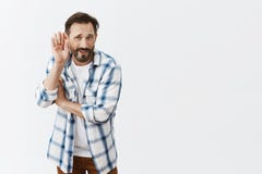 Vad inte kan höra dig mig, är gammalt Mogen man för snygg europé med skägget och mustasch som böjer in mot kamera och arkivbilder Vad inte kan höra dig mig, är gammalt Mogen man för snygg europé med skägget och mustasch som böjer in mot kamera och arkivbilder
