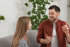 Vader die met zijn tienerdochter spreken royalty-vrije stock afbeelding Vader die met zijn tienerdochter spreken royalty-vrije stock afbeelding