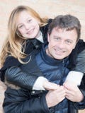 Vader en dochter de aandeelliefde heeft pret openlucht stock afbeeldingen Vader en dochter de aandeelliefde heeft pret openlucht stock afbeeldingen