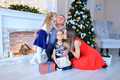 Vader en dochters die voor familiefoto stellen in fotostudio Royalty-vrije Stock Foto's