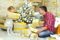 Vader en weinig dochter met dichtbij verfraaid van giftdozen Kerstboom thuis stock afbeelding Vader en weinig dochter met dichtbij verfraaid van giftdozen Kerstboom thuis stock afbeelding